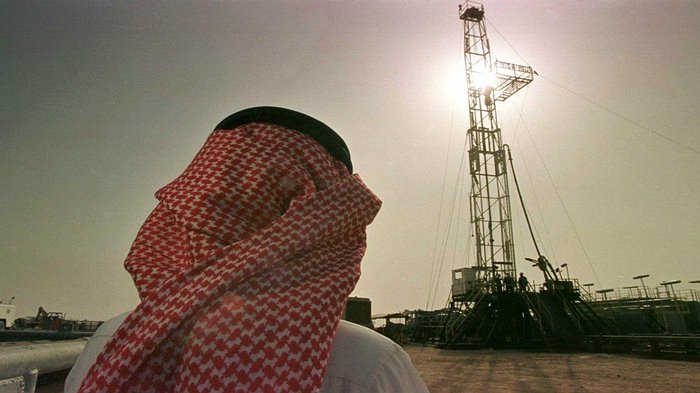 El precio del petróleo se desploma un 30%