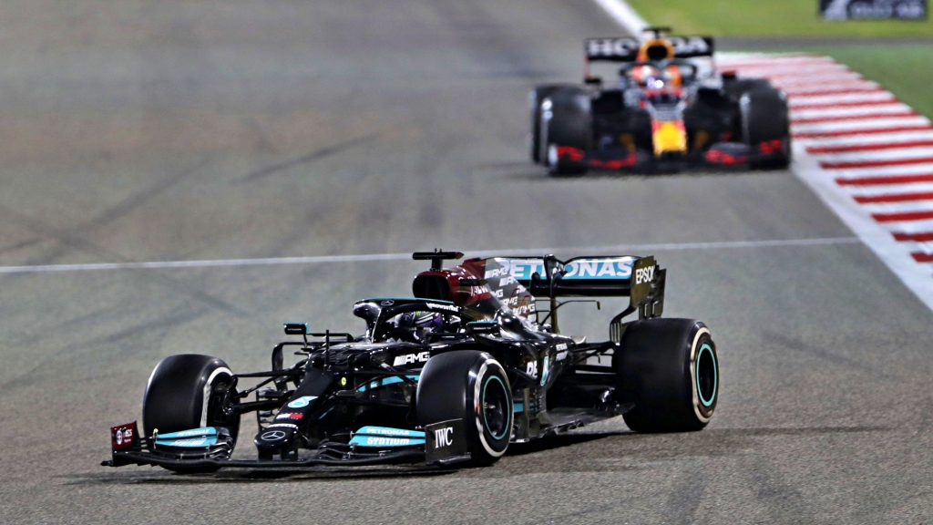 Hamilton gana con polémica en Bahréin